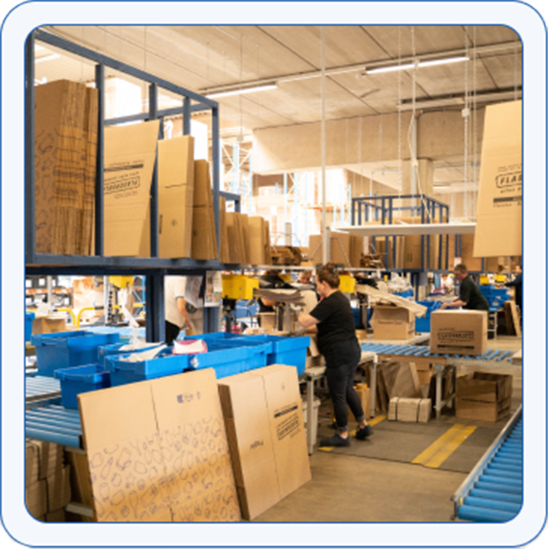 Mulher simpática em logística embalando remessas