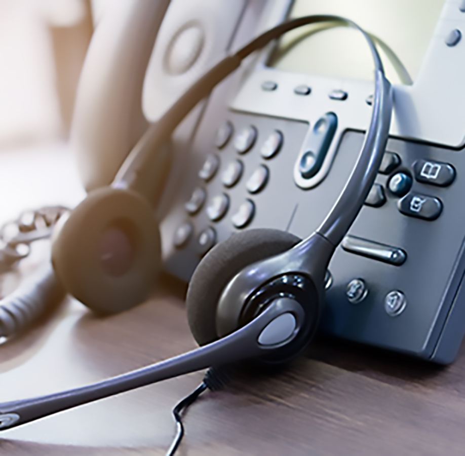 Tem perguntas? Humor de atendimento ao cliente: telefone com fone de ouvido inclinado